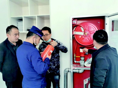 【图片新闻】灵台县安全生产委员会检查消防安全设施