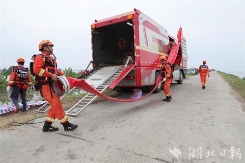 湖北消防救援队伍抵达湖南岳阳 六条 水龙 吸水