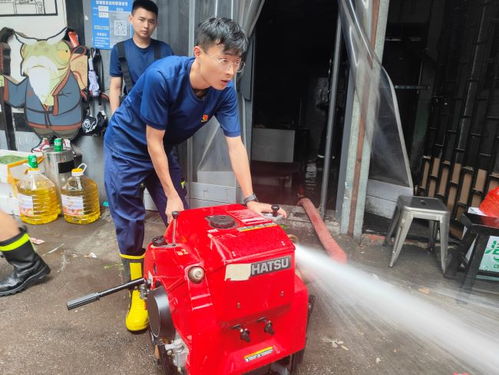 济南消防 奋战两小时助被淹商铺脱困