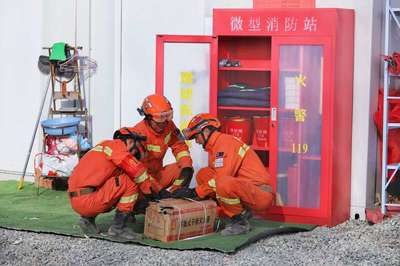 甘肃震区安置点进行消防知识科普