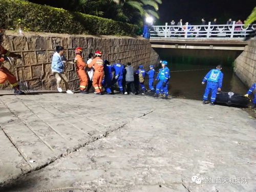 轿车滑入龙川江,蓝天救援与消防救援密切协作,成功将轿车打捞上岸