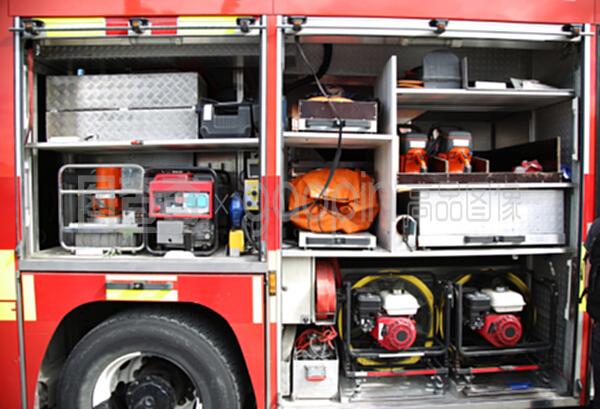 救援设备被装在消防车内
