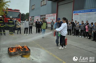 德阳消防指战员带市民了解消防产品 前世今生