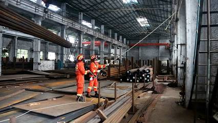 四川自贡一工厂设备发生故障,女工被困行车操作室