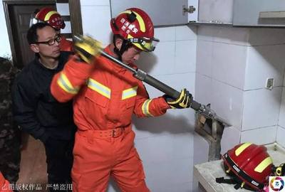 小猫跌入烟道八天急哭主人,消防动用生命探测仪,拆邻居墙营救