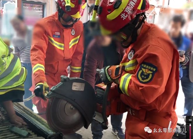 粗心女工遭剥皮机“咬手”,北京消防破拆救援!安全生产有些讽刺