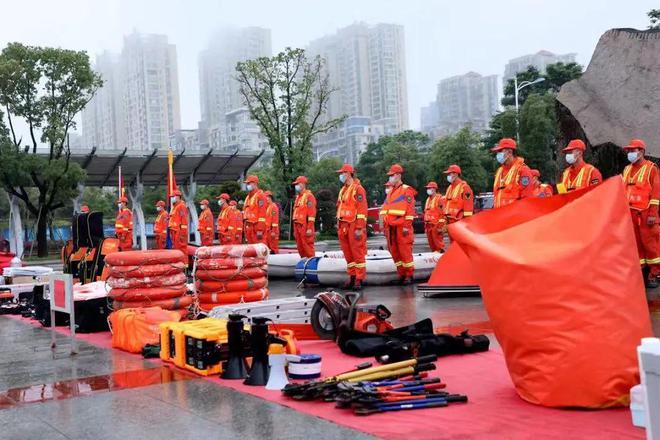 福建暴雨中,他们“乘风破浪”!