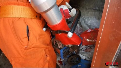 救援现场 家中操作压面机卡住手指 诸城市消防救援大队成功救援
