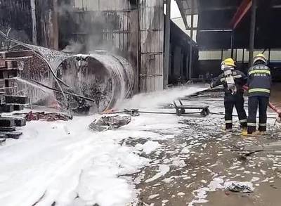 突发!揭阳一工厂的储油罐起火,消防马上出动救援