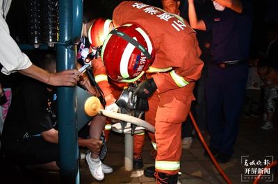 曲靖7岁女孩脚卡健身器械好心慌!关键时刻消防员叔叔出手了…