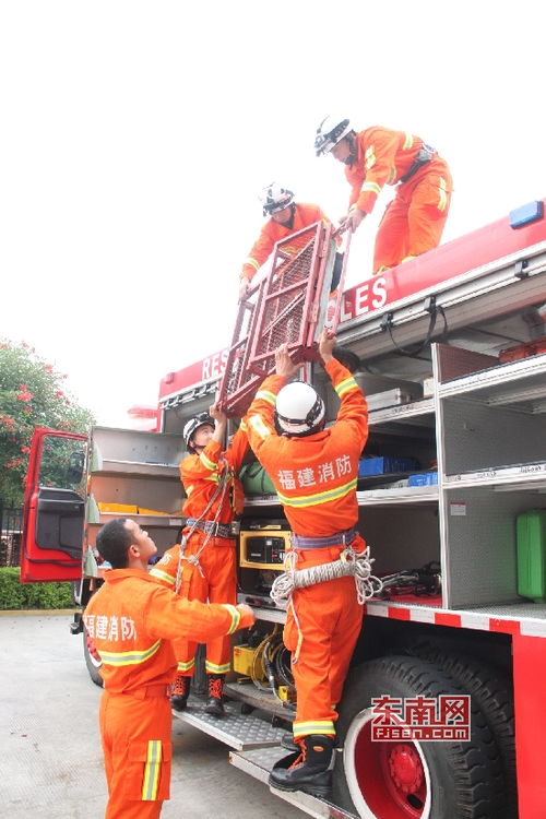 漳州消防组织开展大型地震救援实战演练