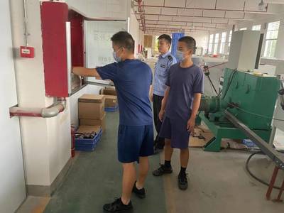 上犹消防救援大队深入工业园开展消防安全检查,筑牢工厂防火墙