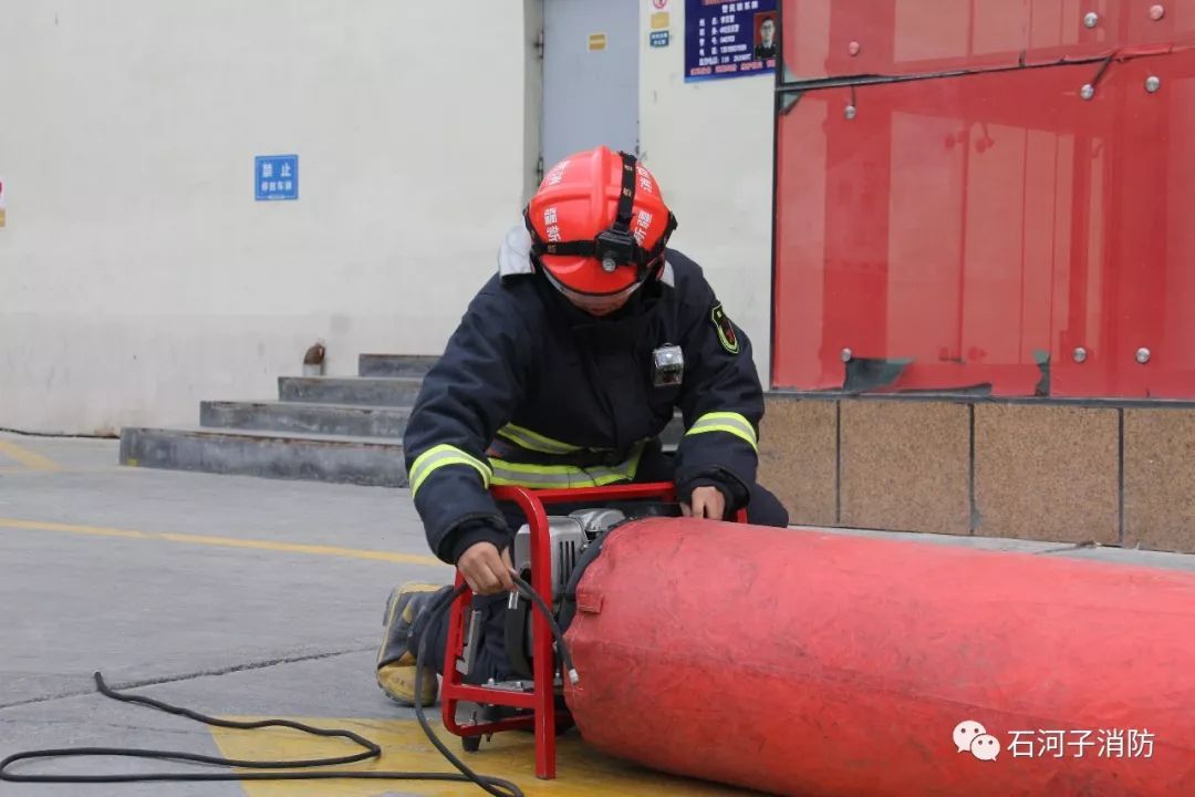 麒麟区消防救援大队多措并举推进电动自行车充电桩（棚）建设与消防专业破拆工具销售