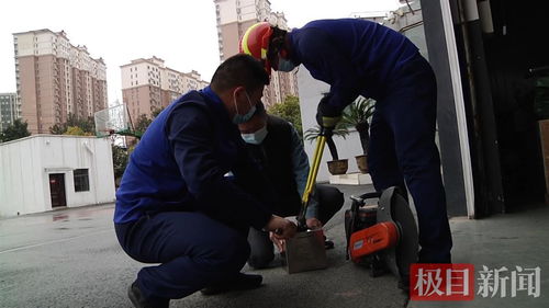 万元现金困存钱罐，消防员巧用设备破拆解困