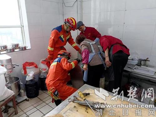 揪心！十堰一女子手卡压面机，消防员紧急破拆成功救援