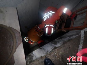 烟台莱山区一老人坠入5米深设备井，消防紧急出动救援